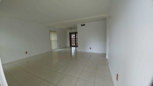 Building Photo - Great Renovated 3/1 |  Quiet family neighb...