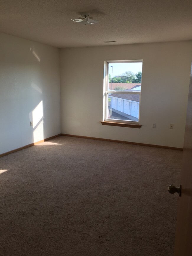 Building Photo - 826 Canary Ln