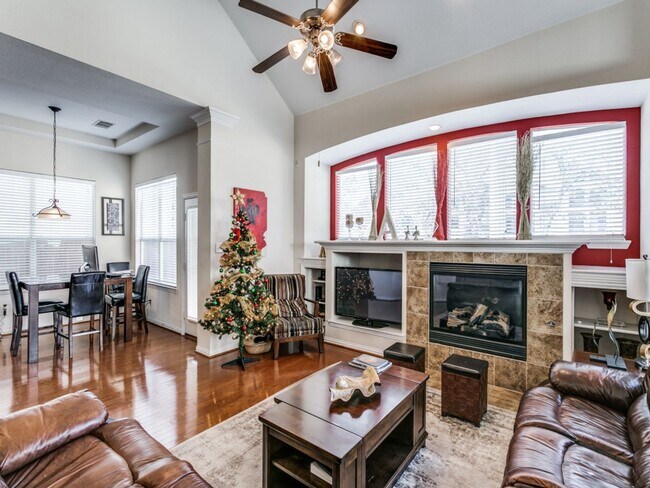 Building Photo - Stunning 4 bedrooms and 3 bathrooms home f...