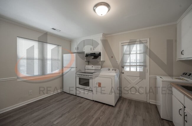 Building Photo - 3BR, 1.5BA Durham Gem with Fenced Front & Back Yard!