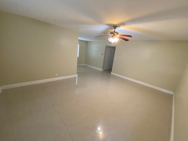 Building Photo - 581 N University Dr