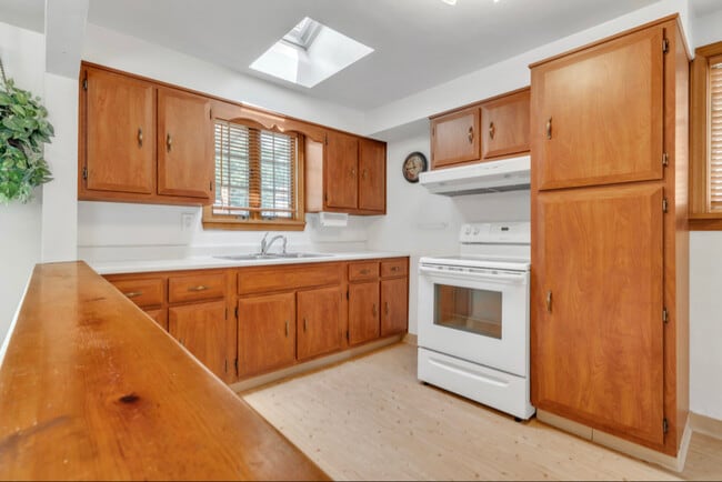 Building Photo - 2054 Noblestown Rd