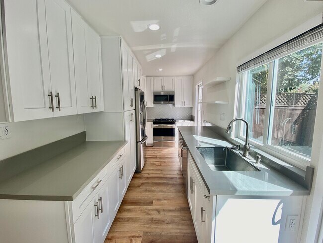 Foto del edificio - 527 Turfwood Ln