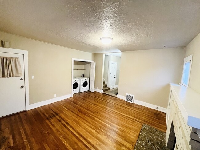 Building Photo - 925 Wilson Ave S