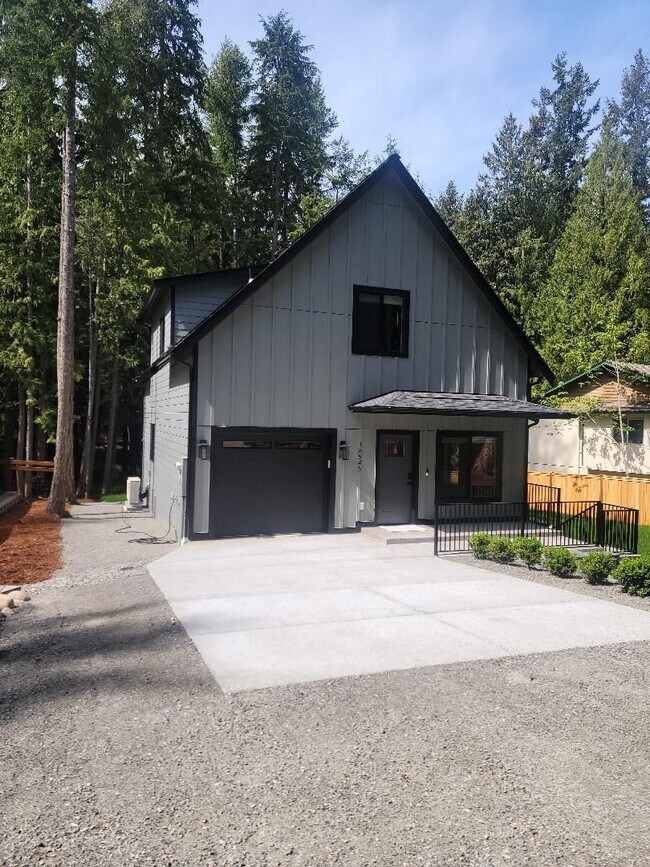 Foto del edificio - New Construction, Custom Chalet-style Home In Yelm. 3 bedrooms, 2 1/2 baths.