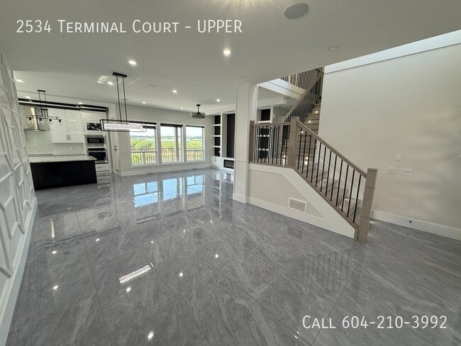 Building Photo - Brand New Luxurious Upper