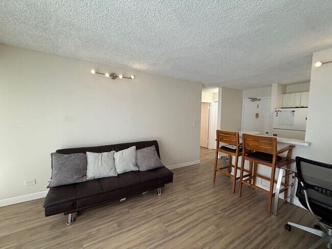 Foto del edificio - Conveniently Located One Bed/One Bath/One Parking at Piikoi Plaza