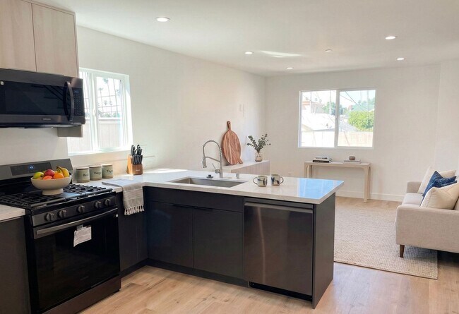 Foto del edificio - 1 month free! Massive 3 Bed/3.5 Bath+Den