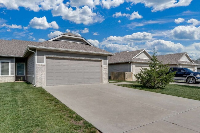 Building Photo - "Charming 3-Bedroom Duplex Retreat with 2 Full Baths in Wichita – 1190 Sq Ft of Comfort!"