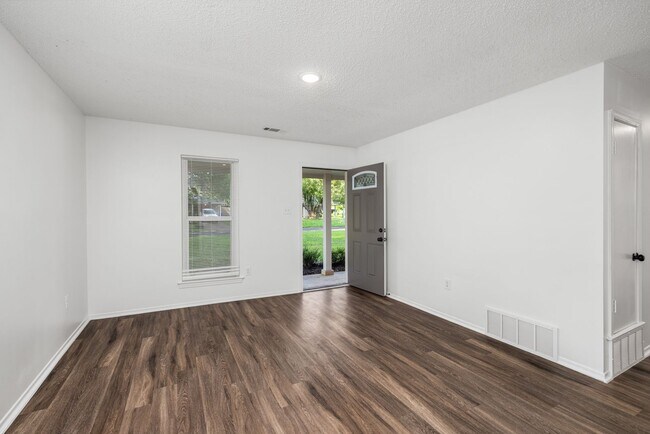Foto del edificio - 3 bedroom, 2 bath recently updated in Horn...