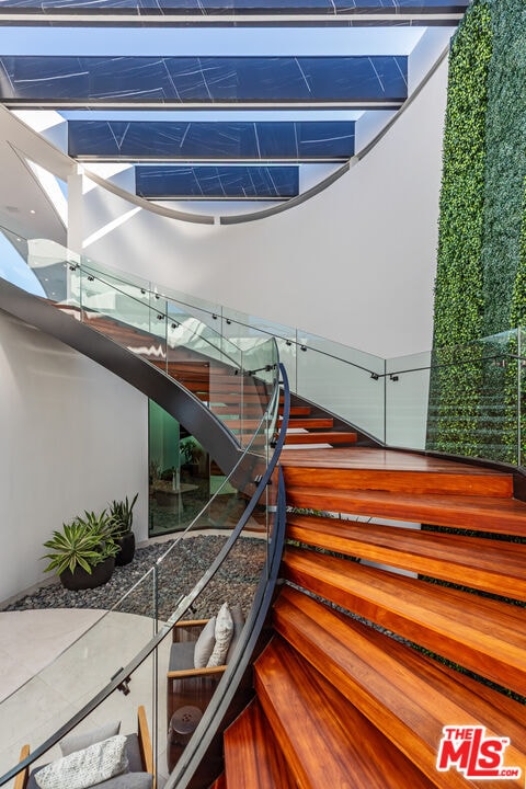 Building Photo - 9364 Beverlycrest Dr