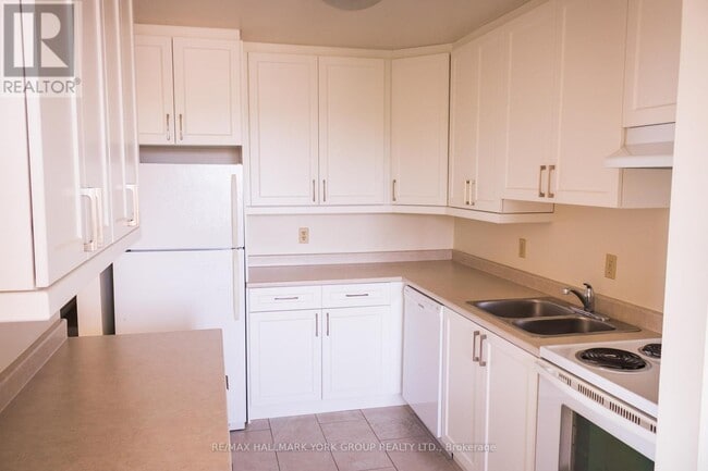 Building Photo - 141-141 Edgehill Dr