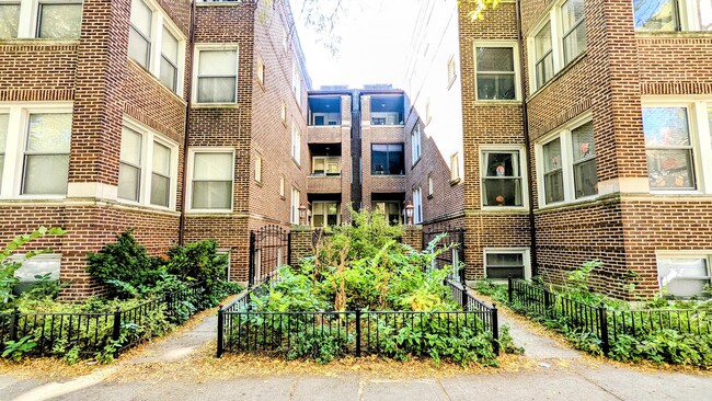 Building Photo - 3353 W Wilson Ave