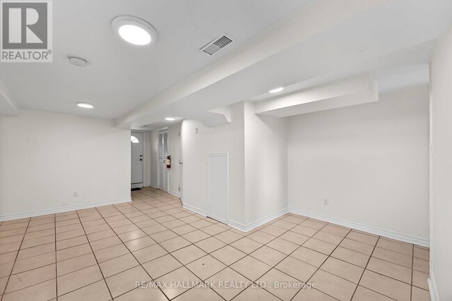Building Photo - 261-261 Ossington Ave