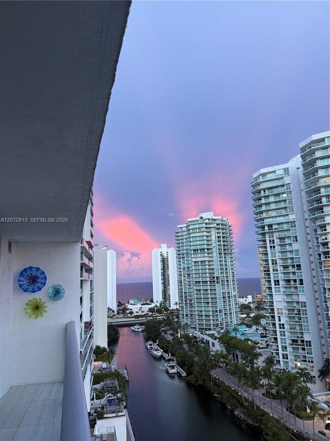 Foto del edificio - 330 Sunny Isles Blvd