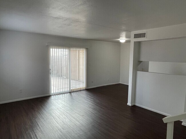 Foto del edificio - I-10 and Broadway. South Phoenix Townhome,...
