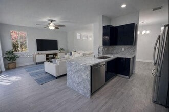 Building Photo - 4319 Greenbriar Ln