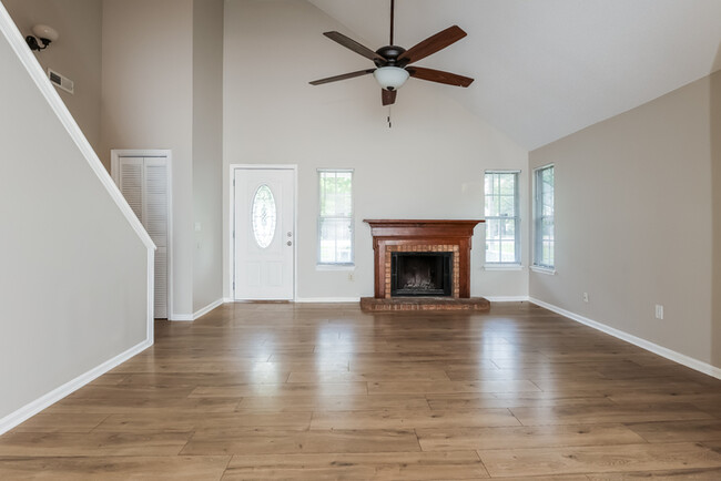 Building Photo - Adorable Ladson Home!