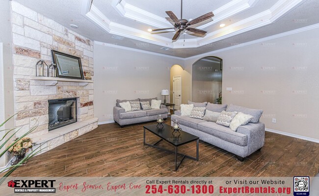 Foto del edificio - Elegant Corner-Lot Retreat with Upgraded F...