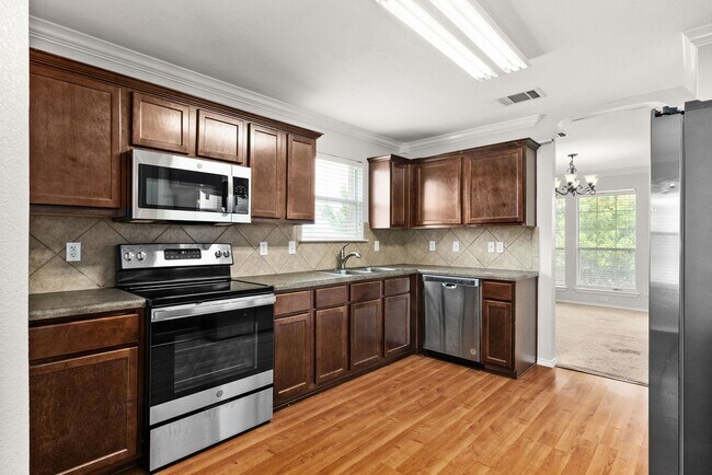 Building Photo - 2002 Isabelle Dr