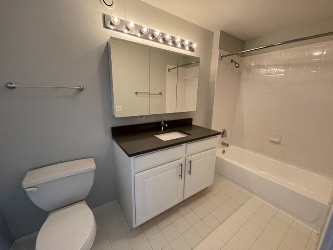 Foto del edificio - 575 N State St