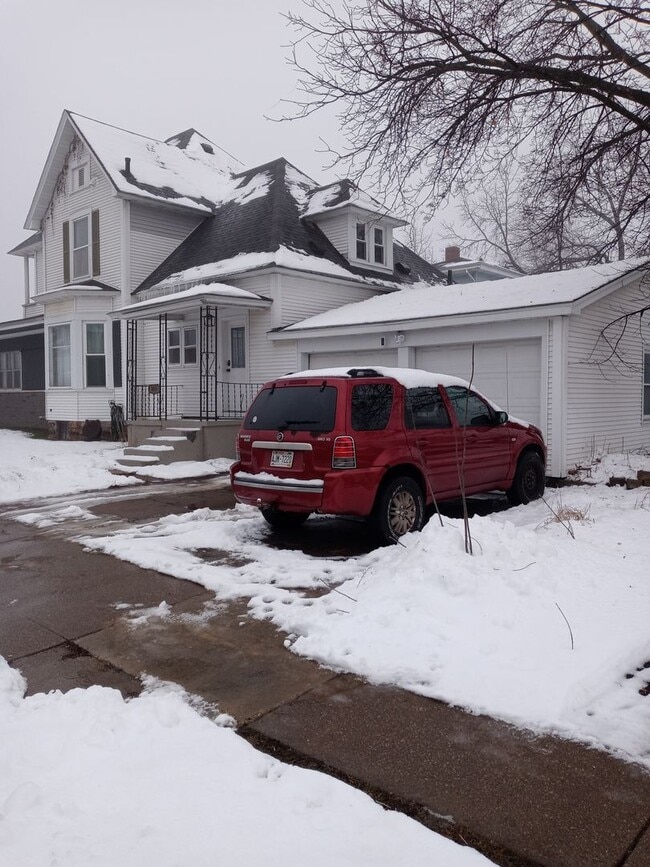 Building Photo - 1-603 1/2 N Superior Ave