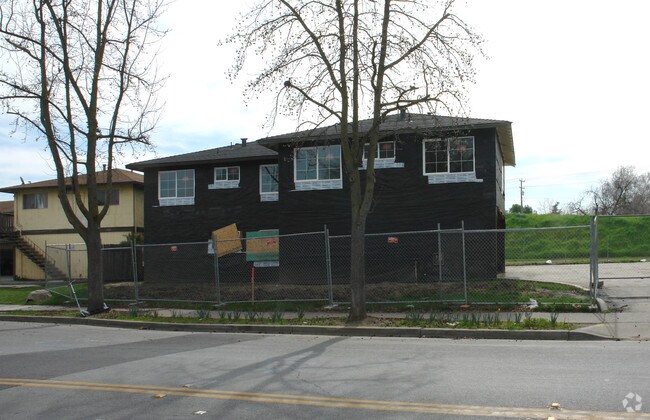 Foto del edificio - 7470 Rogers Ln
