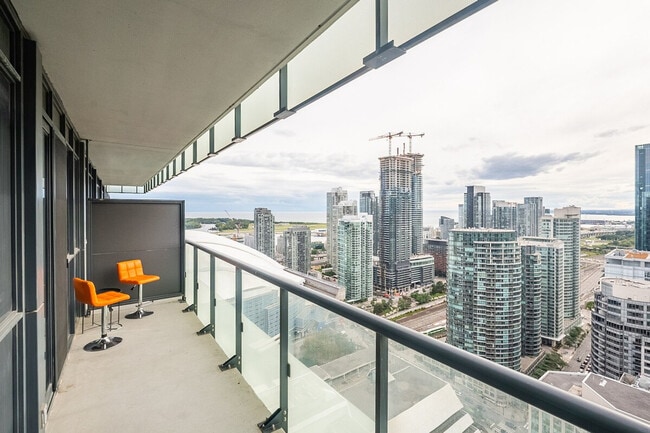 Photo du bâtiment - 300 Front St W