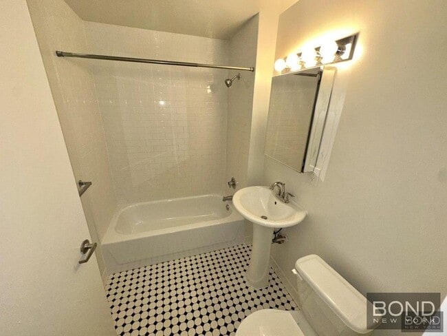 Building Photo - 323 W 96th St