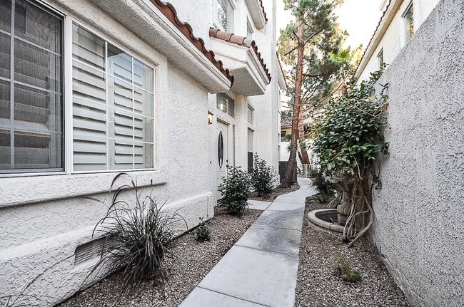 Foto del edificio - Stunning Two Story 3Bd/2.5Ba Home in a Gat...