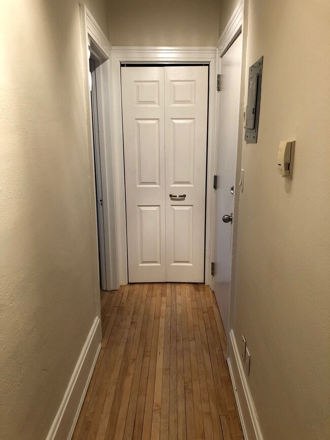 Building Photo - 1 Bed 1 Bath Unit in Edmonton, AB