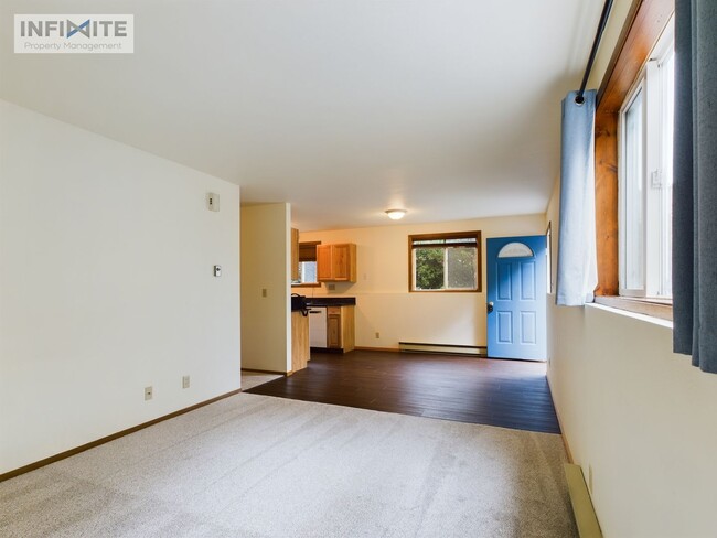 Building Photo - Newly Remodeled Garden View Apartment!