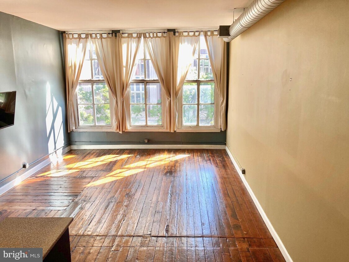 Primary Photo - 36 Strawberry St