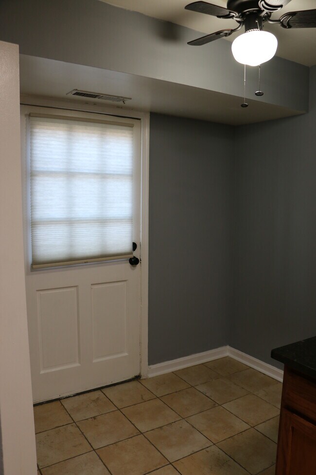 Foto del edificio - 5931 Quantrell Ave