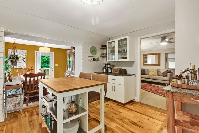 Building Photo - Large Fenced Yard/Stunning 4 Bed/2 Bath!