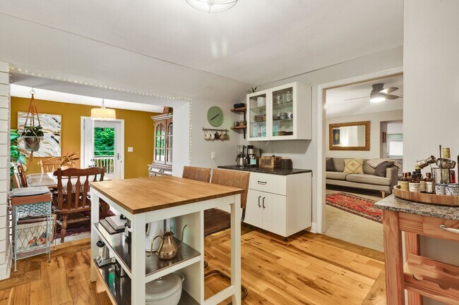 Foto del edificio - Large Fenced Yard/Stunning 4 Bed/2 Bath!