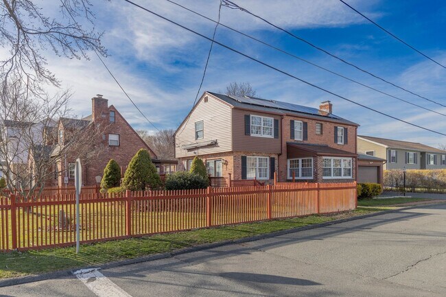 Building Photo - Spacious 3 Bedroom Colonial