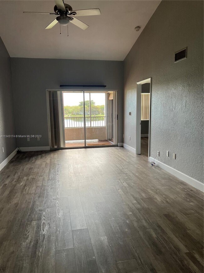 Foto del edificio - 2880 N Oakland Forest Dr