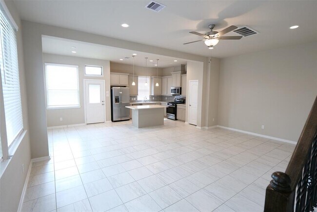 Building Photo - 8718 Laurel Crest Dr