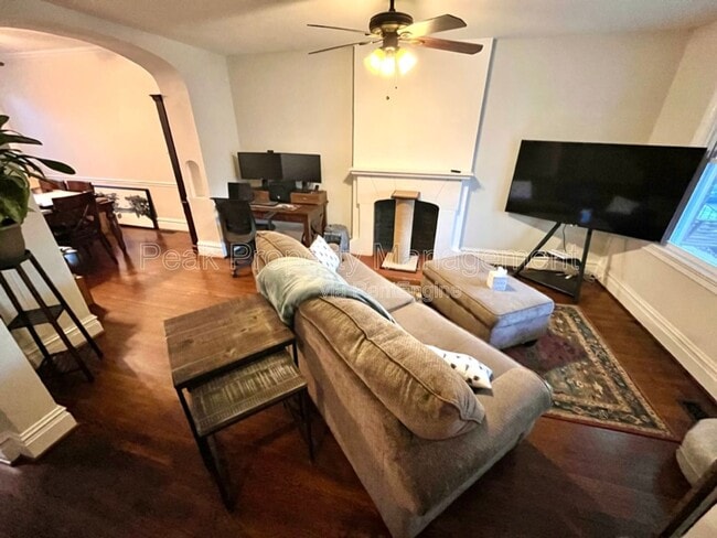 Building Photo - 3327 W Grace St