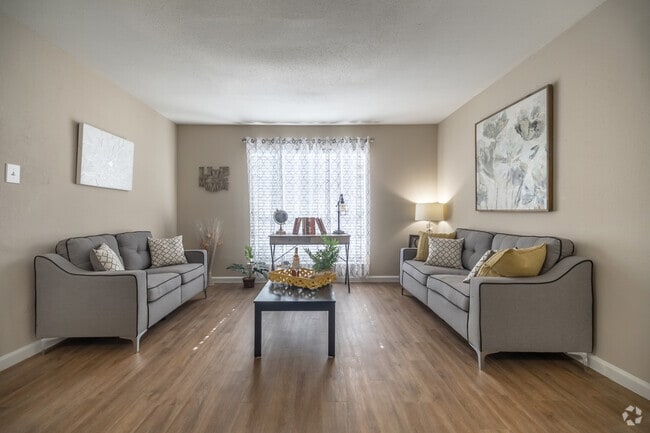 Interior Photo - Woods On Lamonte