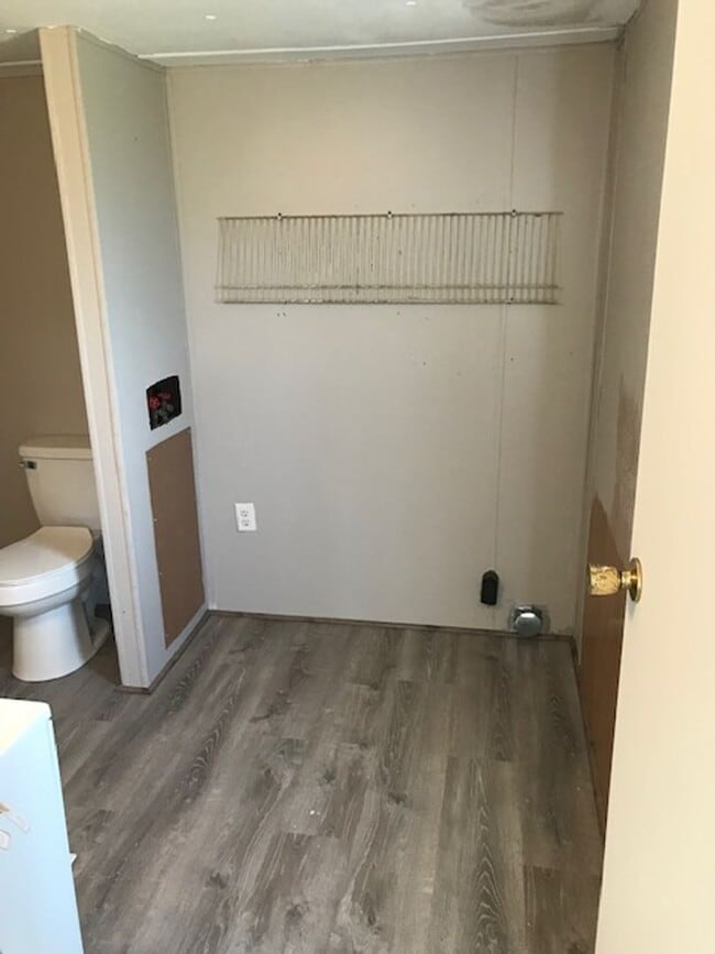 Building Photo - 2 Bedroom and 2 Baths Home on Large Fenced...