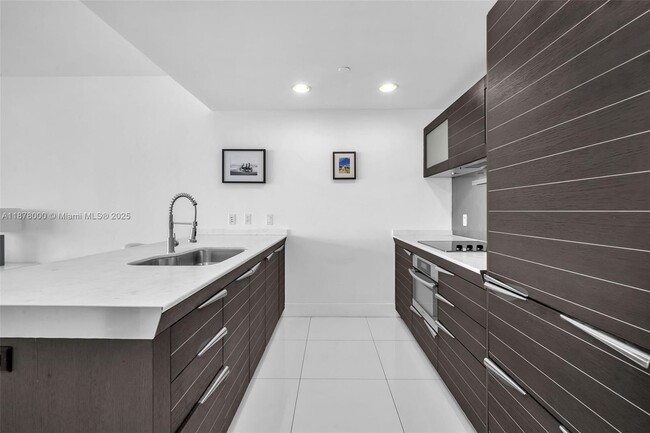 Building Photo - 200 Biscayne Blvd Way