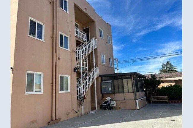 Building Photo - 256 Villa Ter
