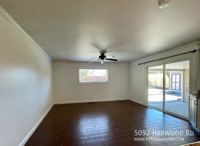 Foto del edificio - 5092 Harwood Rd