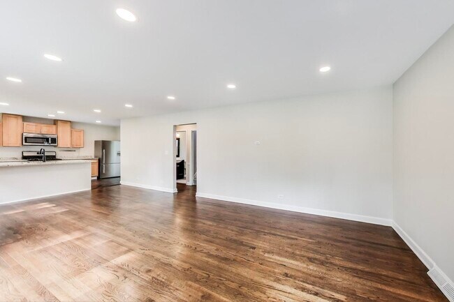 Building Photo - 950 N Haddow Ave