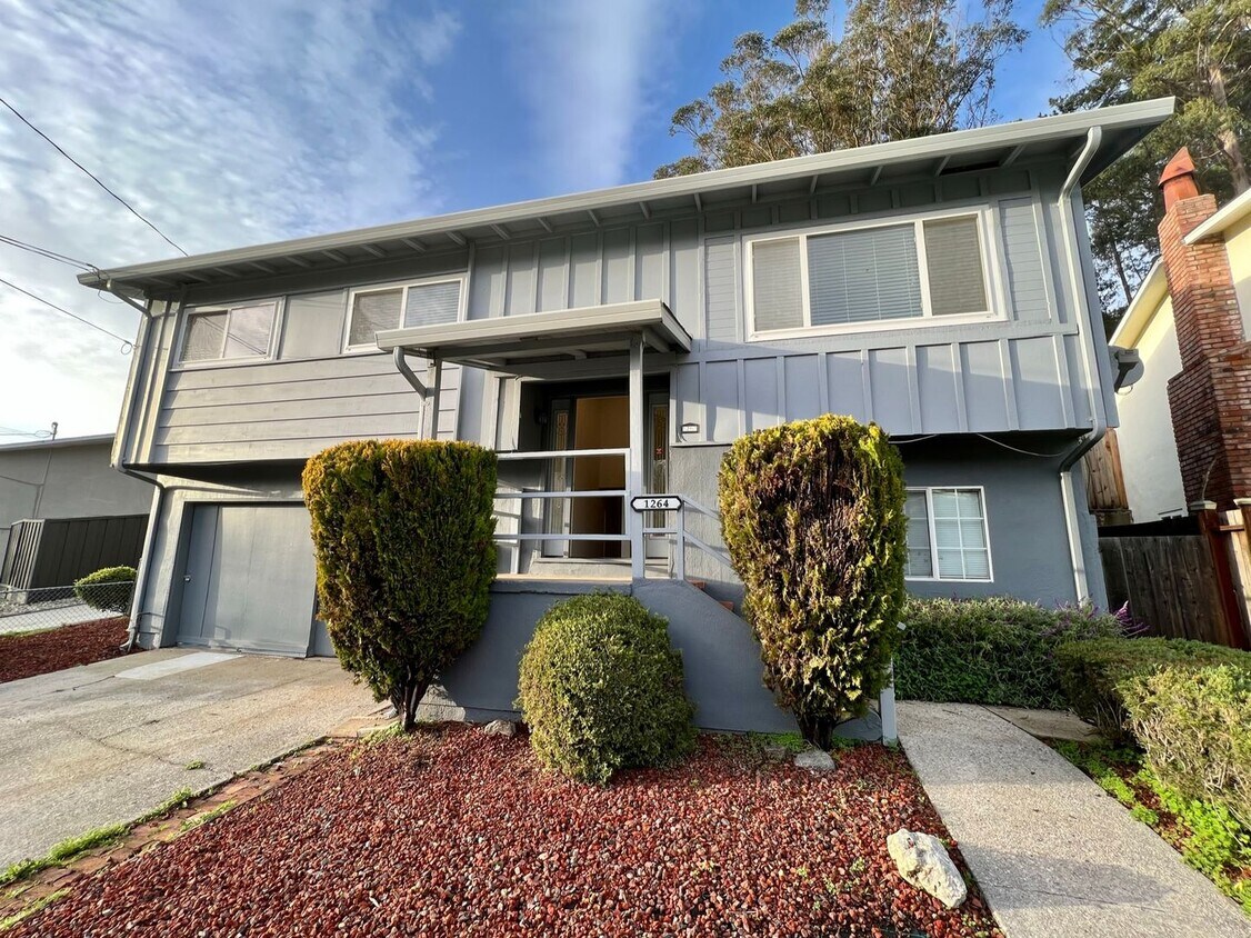 Foto principal - Newly Renovated 3-Bed/2-Bath in Linda Mar ...