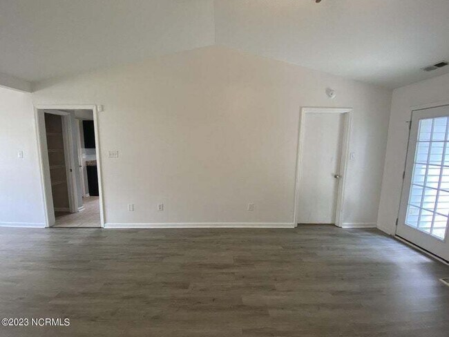 Building Photo - Beautiful 3 Bedroom, 2 Bath Home-3016 E. W...