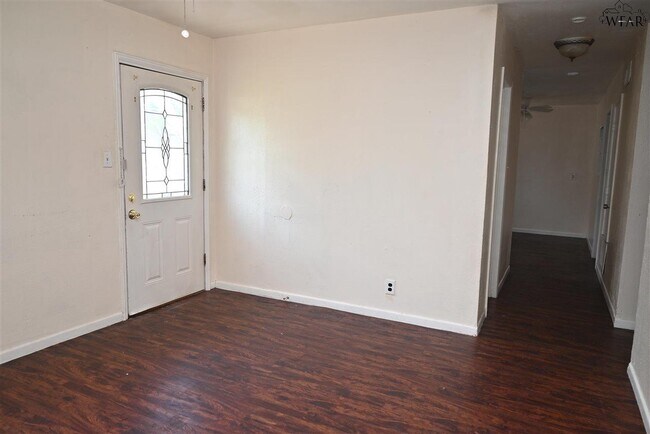 Foto del edificio - 1421 Harris Ln