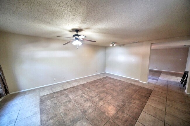 Foto del edificio - Cozy 3-Bed, 2-Bath with Fireplace in Prime...